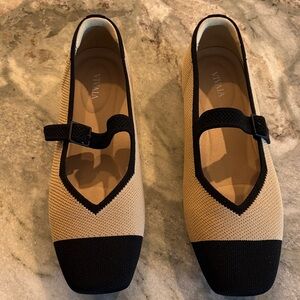 VIVAIA Women's Black and Tan Flats